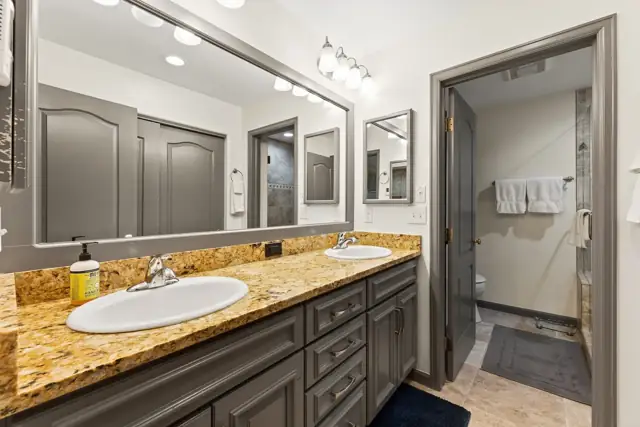 En suite bathroom with double granite vanity