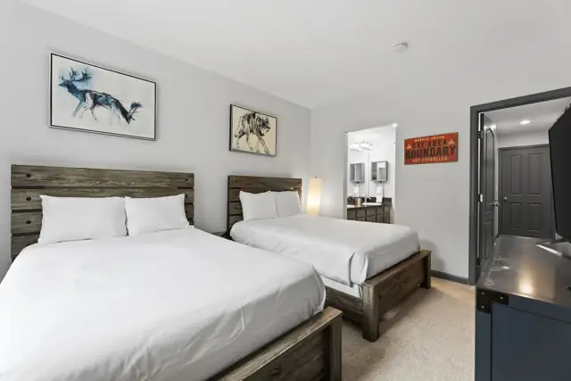 Second en suite bedroom with two full beds