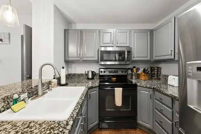 Fully equipped kitchen with granite counters